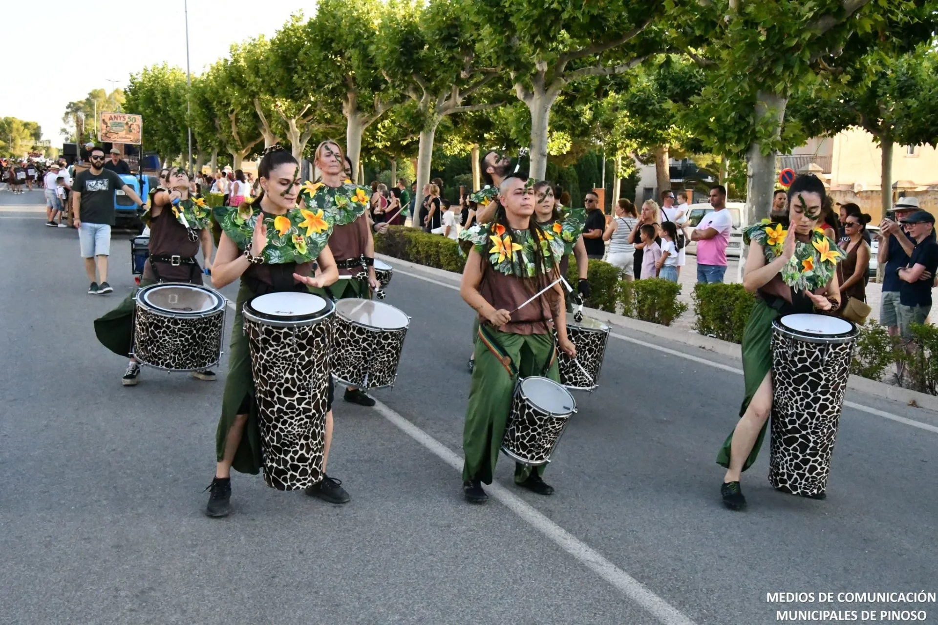 Grupo de batucada tocando tambores durante el desfile de la Feria y Fiestas de Pinoso